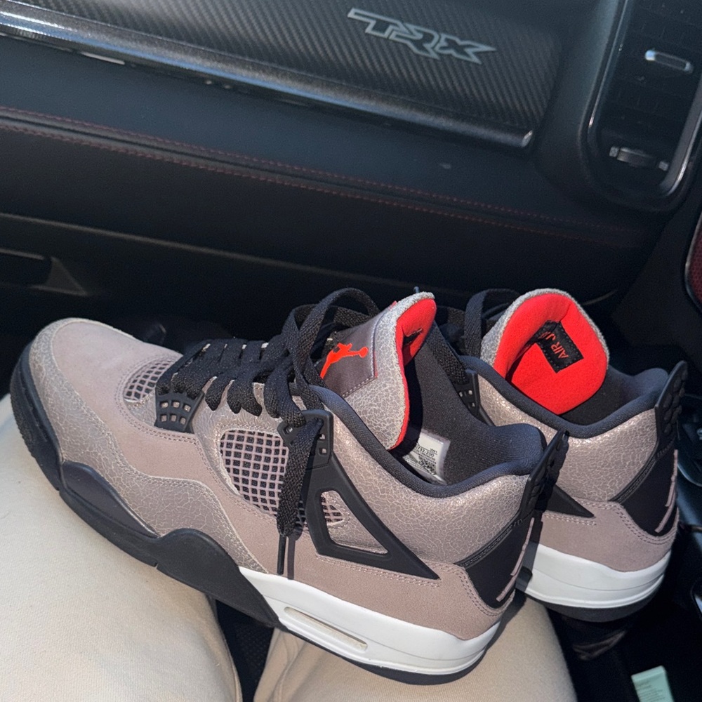 Jordan 4 Retro Taupe Haze RARE! Men’s 9.5 (Used for a photo shoot once) - Picture 8 of 14